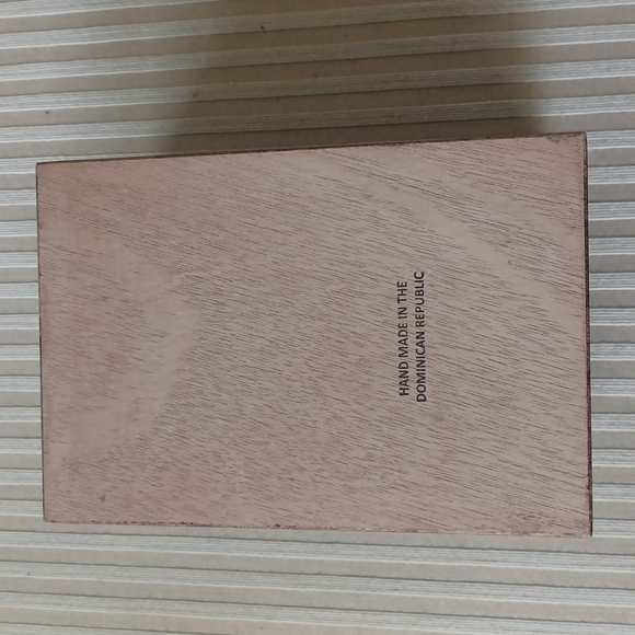 Cubano Wooden Cigar Box - Picture 7 of 10